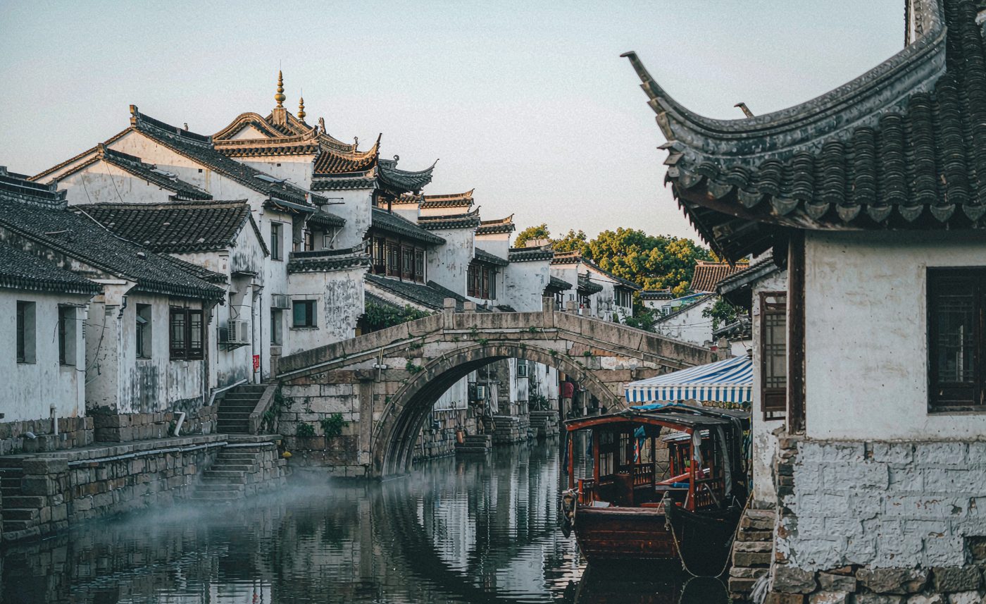 Canal et pont de pierre dans un bourg du Jiangnan au petit matin