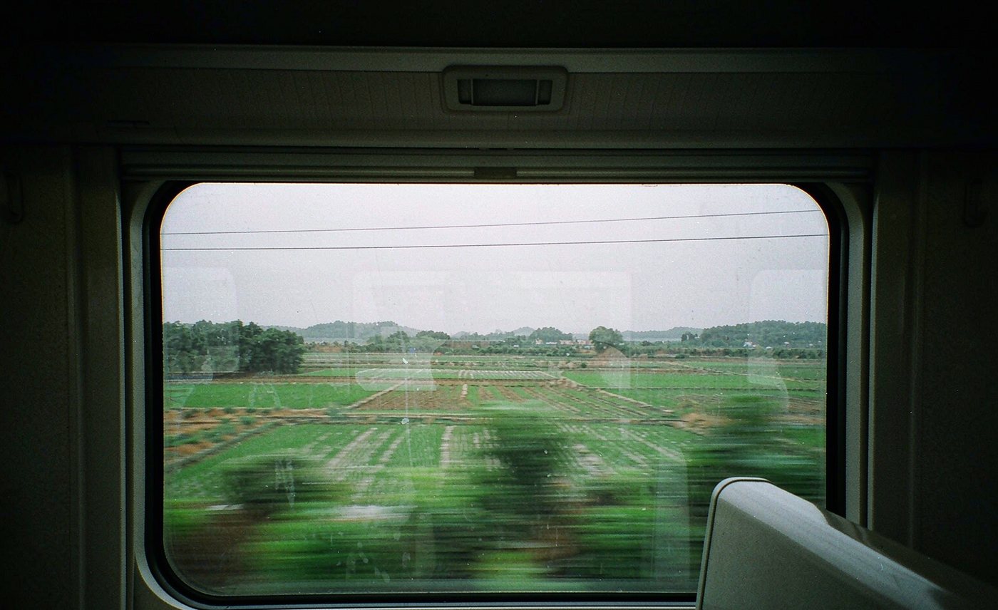 Vue depuis la fenêtre d’un train à grande vitesse